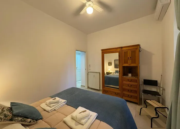 Warm Hideaway In Vibrant Tuscolano Rom