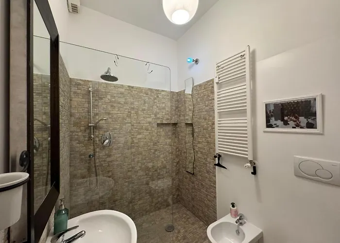 Warm Hideaway In Vibrant Tuscolano Rom