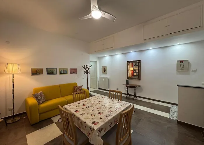 Warm Hideaway In Vibrant Tuscolano * Rom