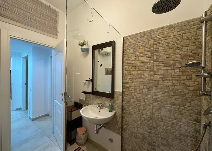 Warm Hideaway In Vibrant Tuscolano * Rom
